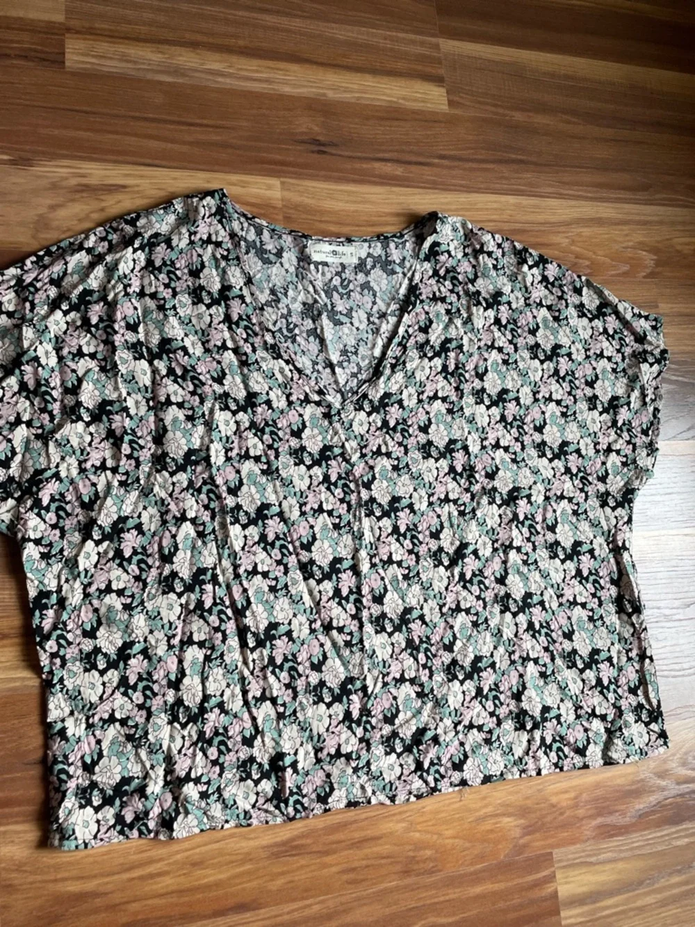 Natural Life Floral Boho V-Neck Blouse – Flowy Short Sleeve Top (S) - Picture 2 of 4